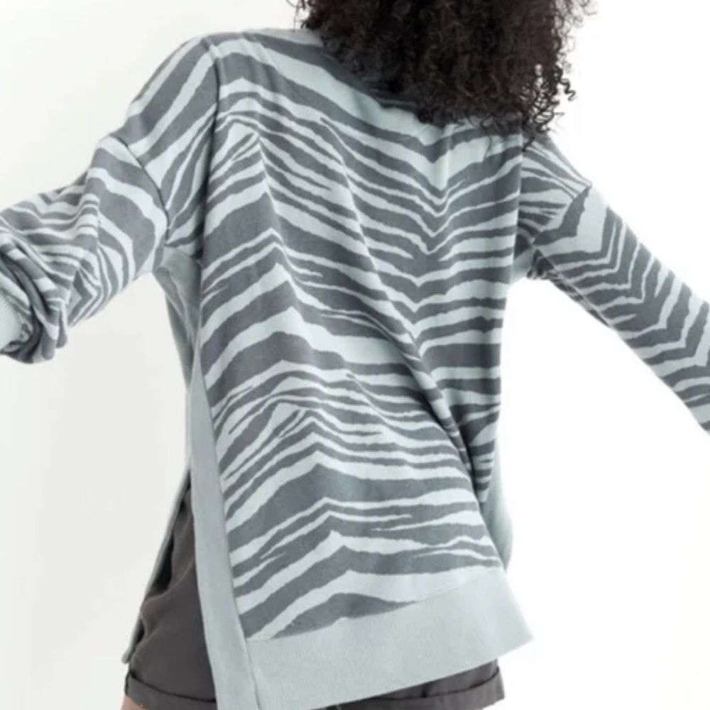 Aerie Good‎ Vibes Oversized Split Hem Zebra Print Sweatshirt Pullover Sz M - Picture 2 of 8